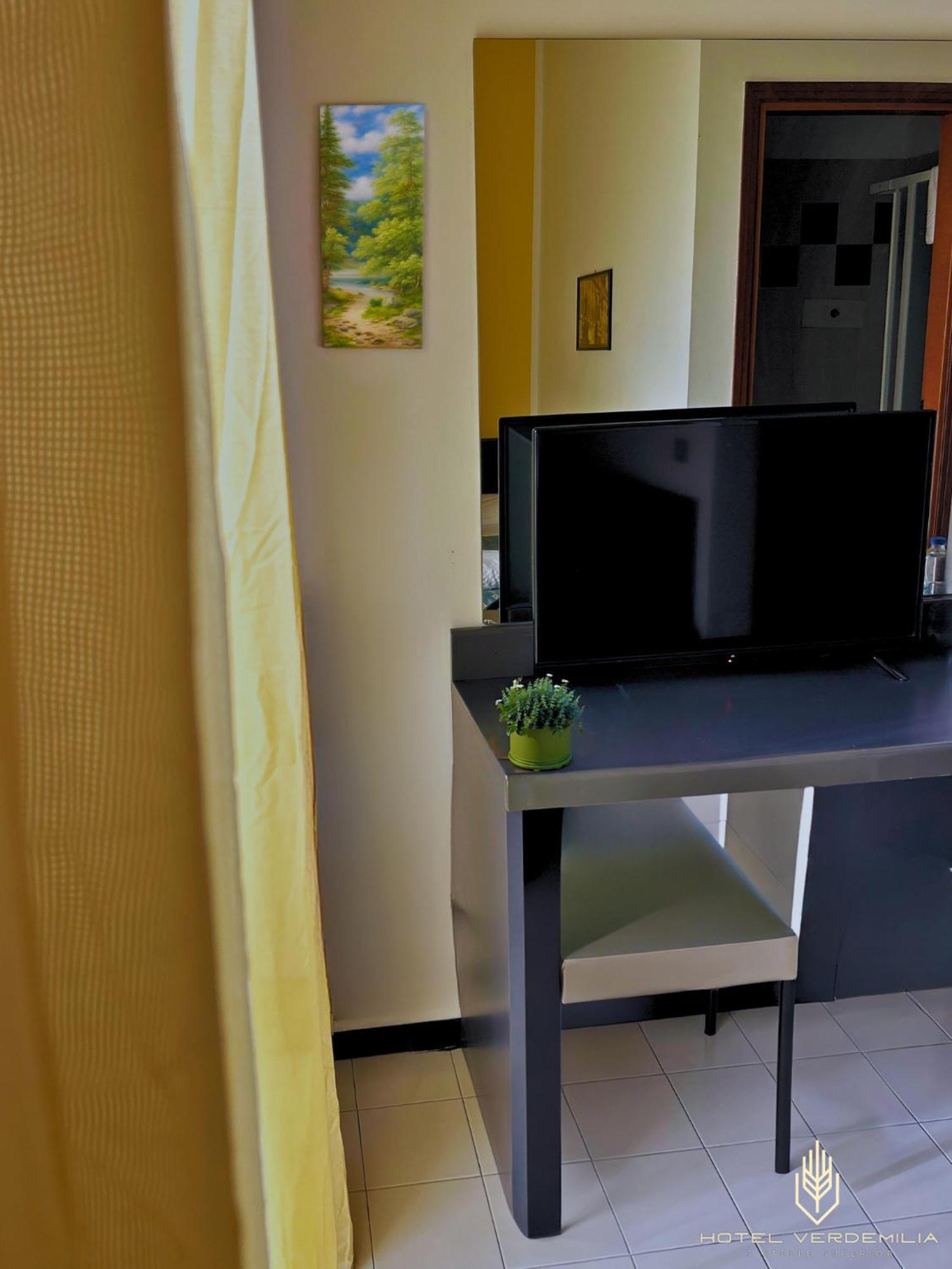 Verdemilia Hotel アンツォーラ・デッレミーリア エクステリア 写真